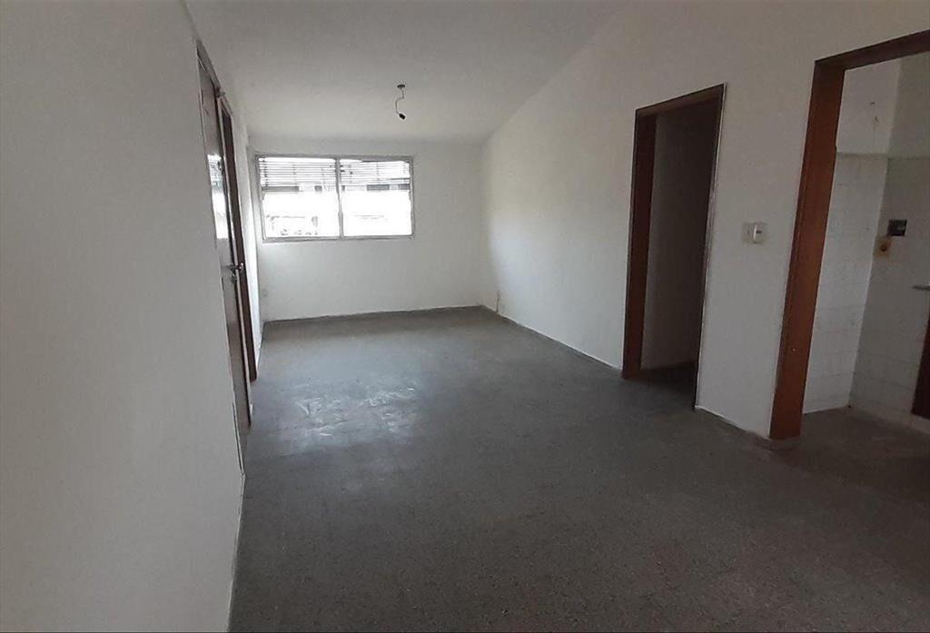 Venta de Apartamento.4 Dormitorios,1 baño.Barrio 2 Naciones