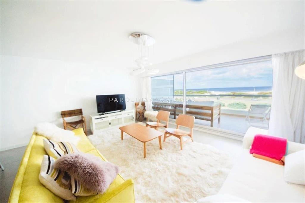 Apartamento de 3 dormitorios en venta en complejo
