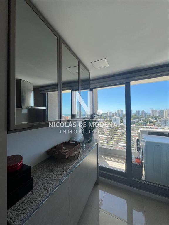 Vende apartamento de 2 dormitorios en suite, con