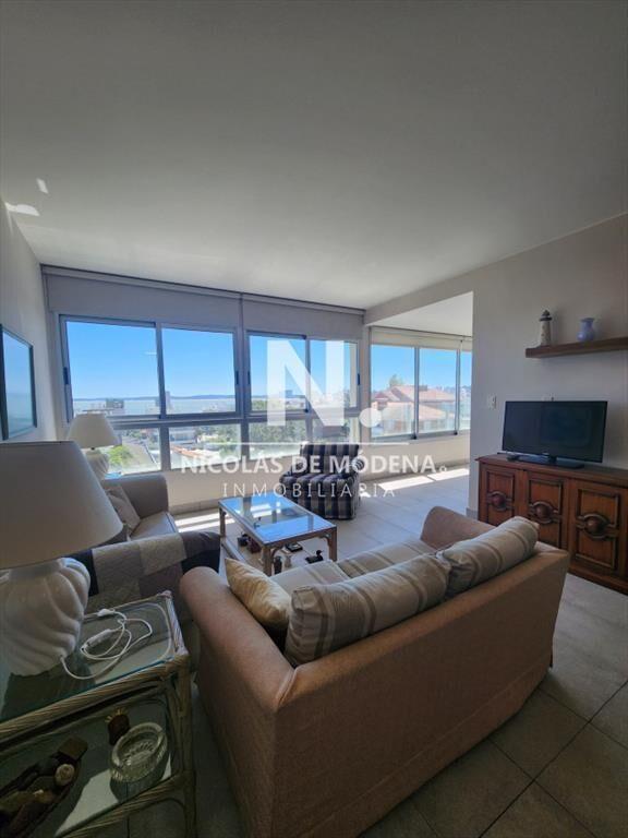 Vende apartamento en Peninsula de 3 dormitorios, a metros d