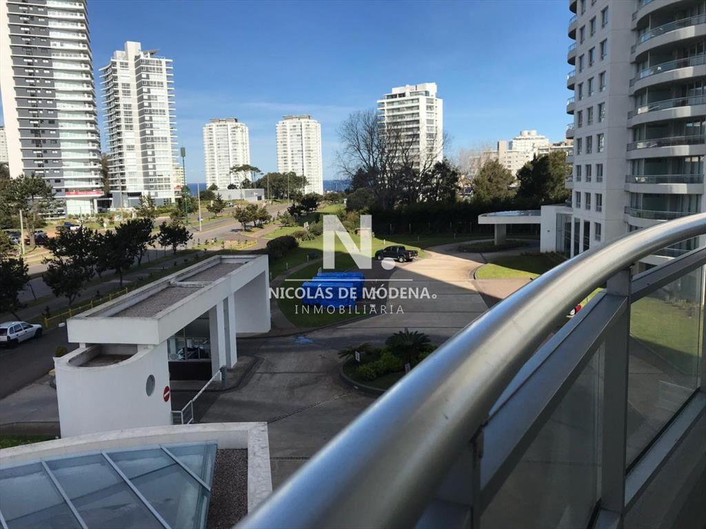 Vende apartamento de 3 dormitorios a metros del