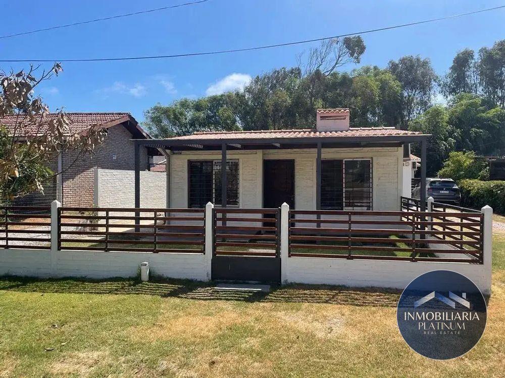 Casa en venta c/ cochera en Atlántida