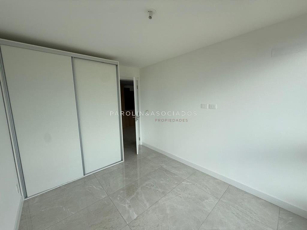Vende apartamento de 1 dormitorio y medio en Punta del Este