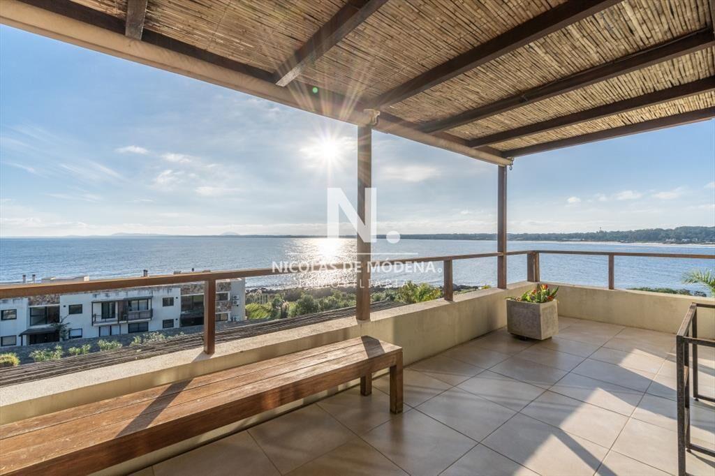 Vende apartamento duplex con vista al mar en