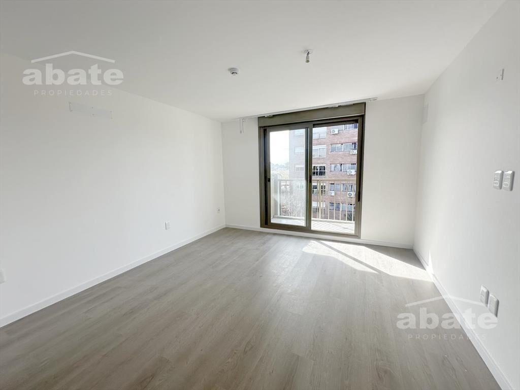 Monoambiente en venta con terraza al frente. Ideal inversió