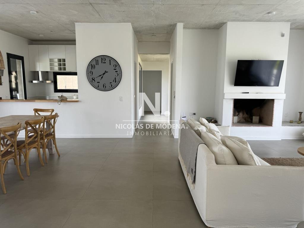 Se vende gran casa en la zona de El Quijote, en 4