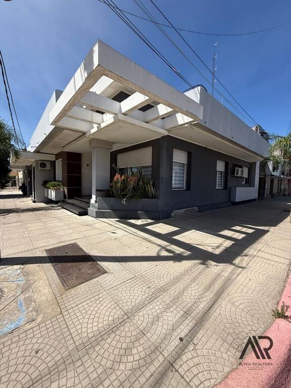 Casa en alquiler c/ cochera en Artigas