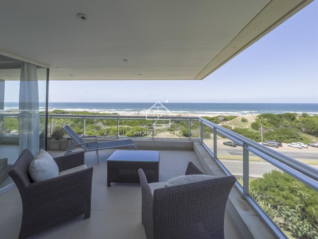 Apartamento ubicado frente al mar. 3 dorm + dependencia