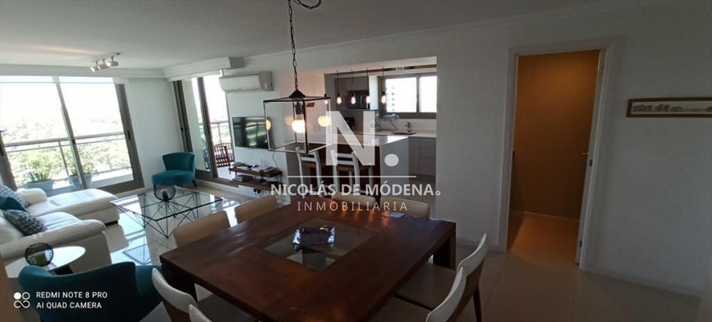Vende apartamento de 3 dormitorios en Brava Punta