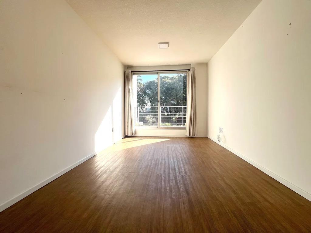 Venta Apartamento de 2 dormitorios y Garaje Al Frente en La