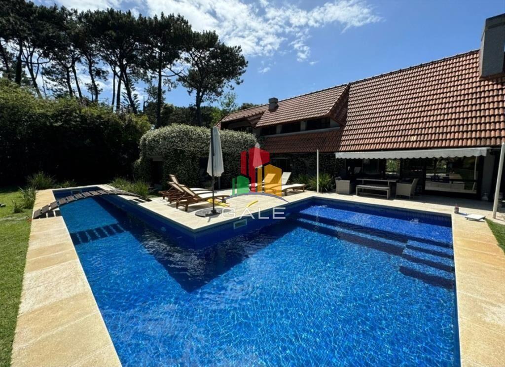 En venta casa de 5 dormitorios, con piscina, parrillero y j