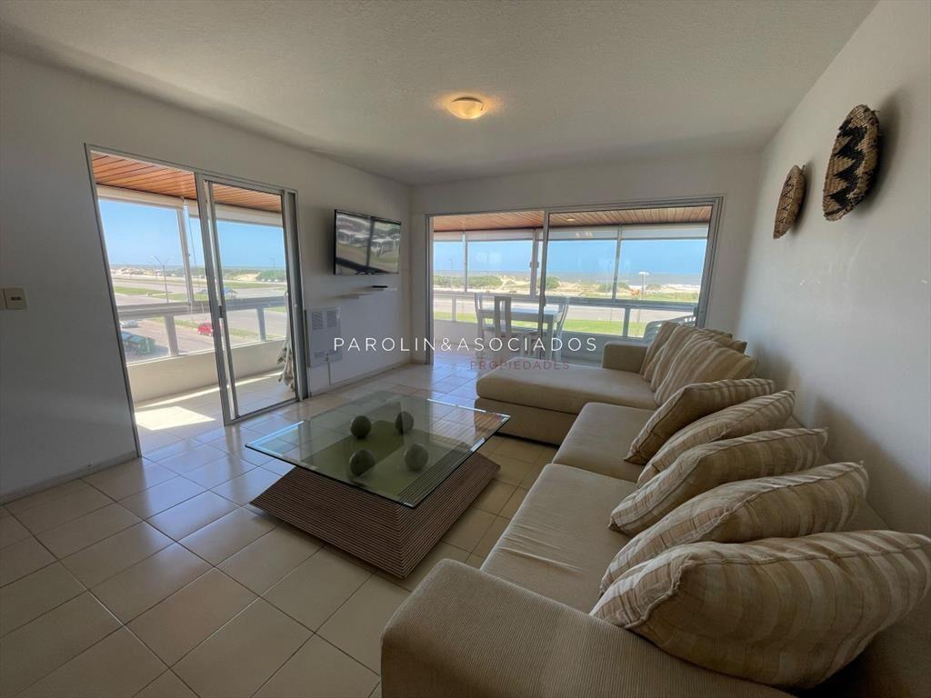 Apartamento de 2 dormitorios y dependencia de en