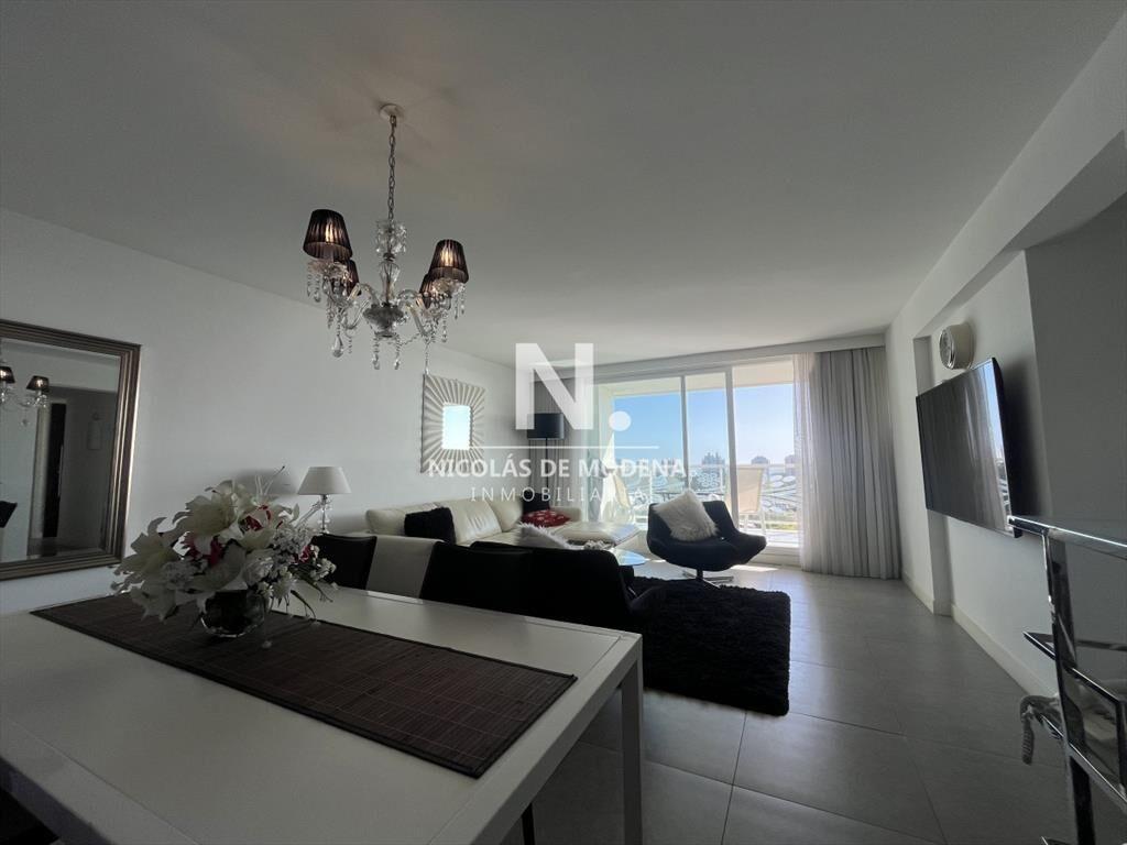 Piso intermedio de 2 dorrmitorios en venta en Torre Yoo