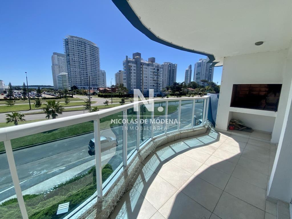 Vende apartamento en Punta del Este con 2