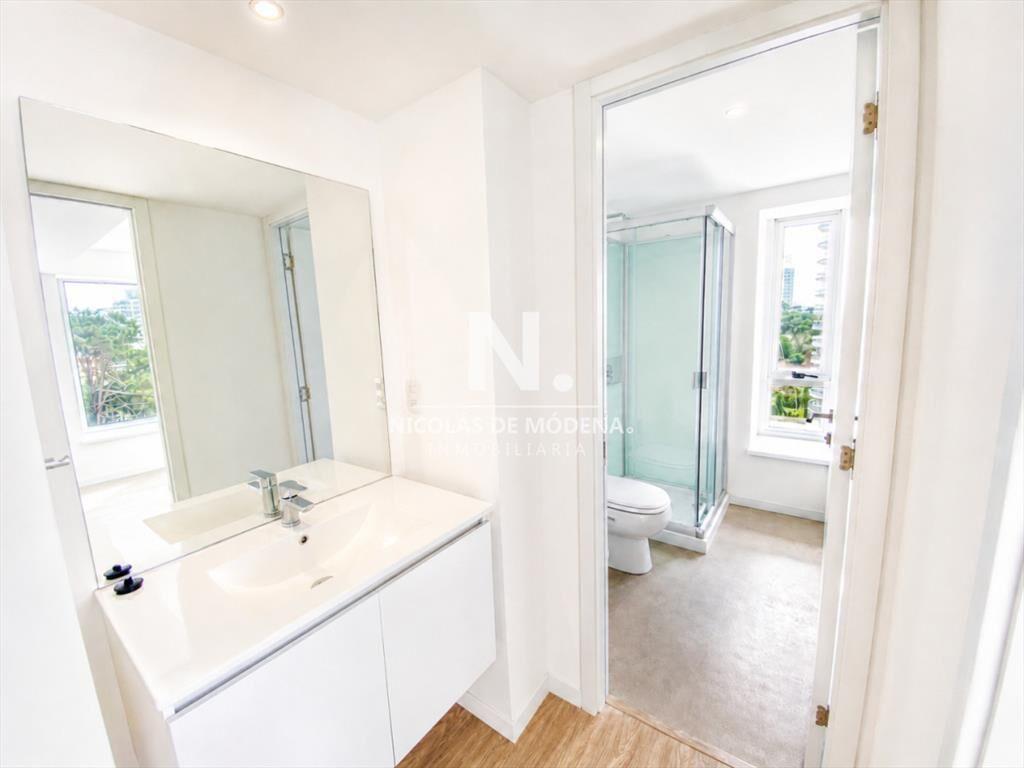 Cómodo Departamento sobre  Roosevelt en venta.