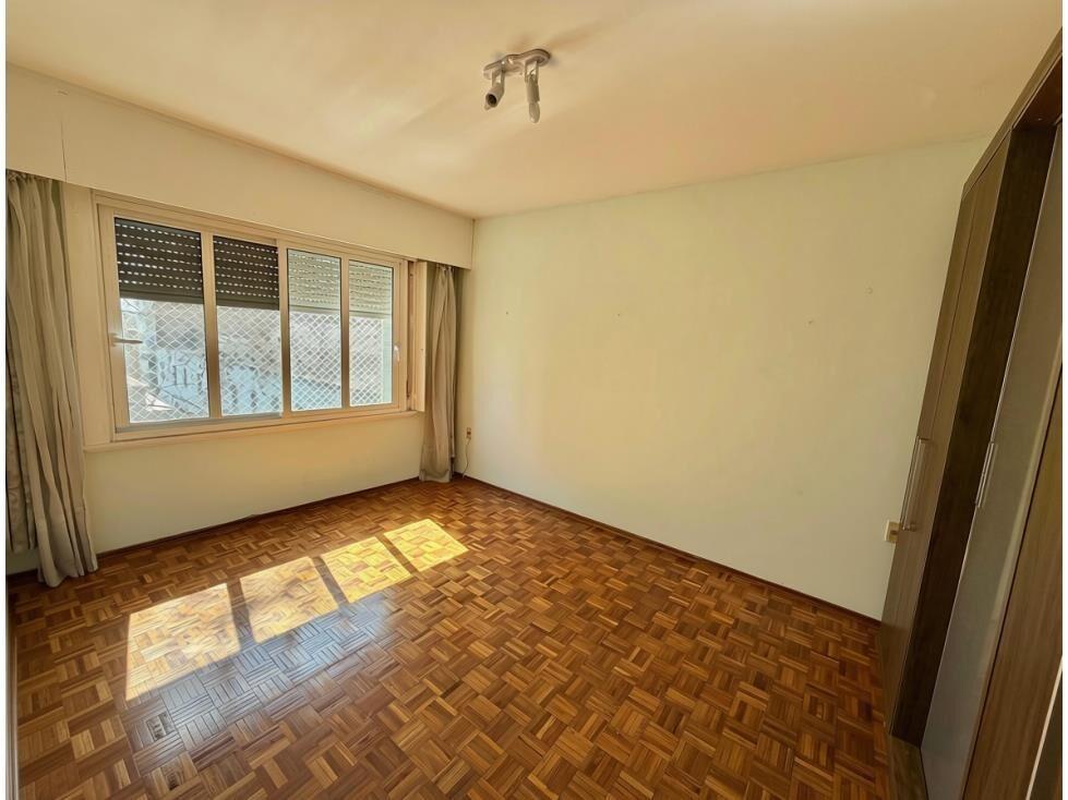 VA2352/P venta apto 2 dorm+servicio Centro balcon