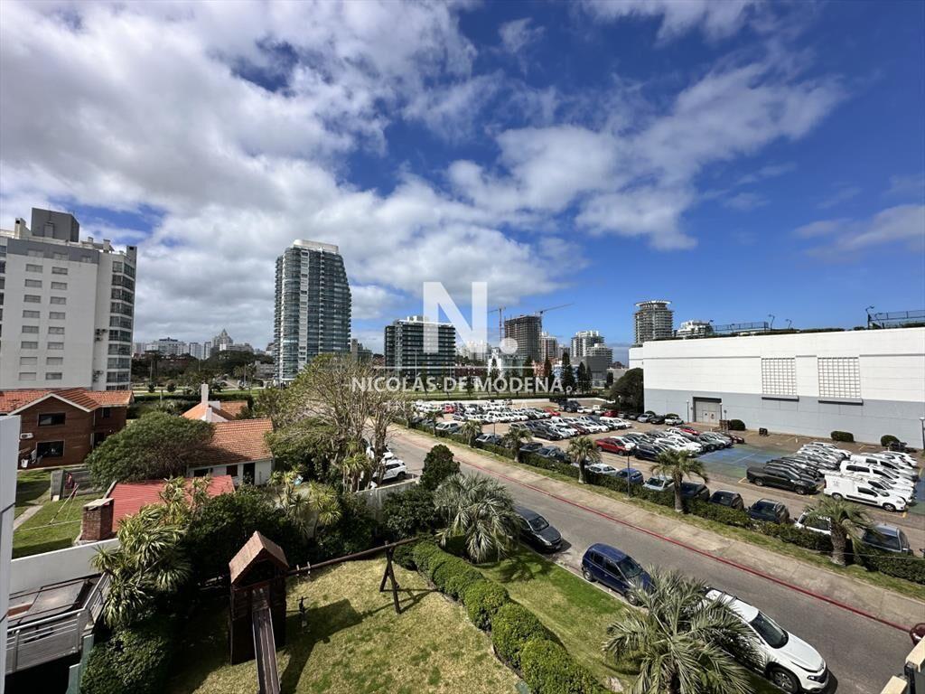Vende apartamento de 3 dormitorios en Seasons del