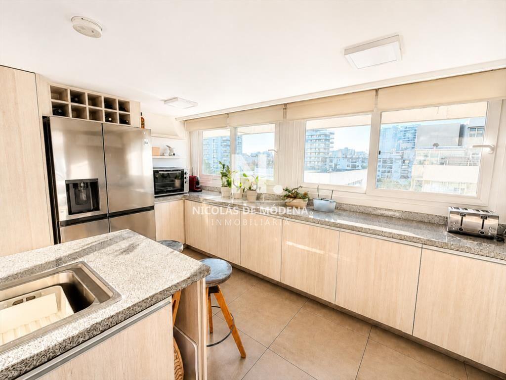 Apartamento de 3 dormitorios en venta frente a Playa Brava