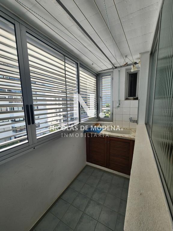 Vende espectacular apartamento con vista al mar de 3 dormit