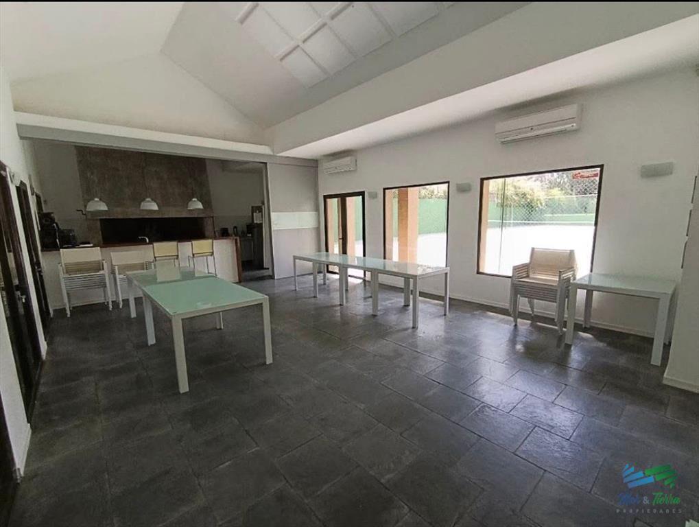 Casa en Barrio privado con piscina y cancha de