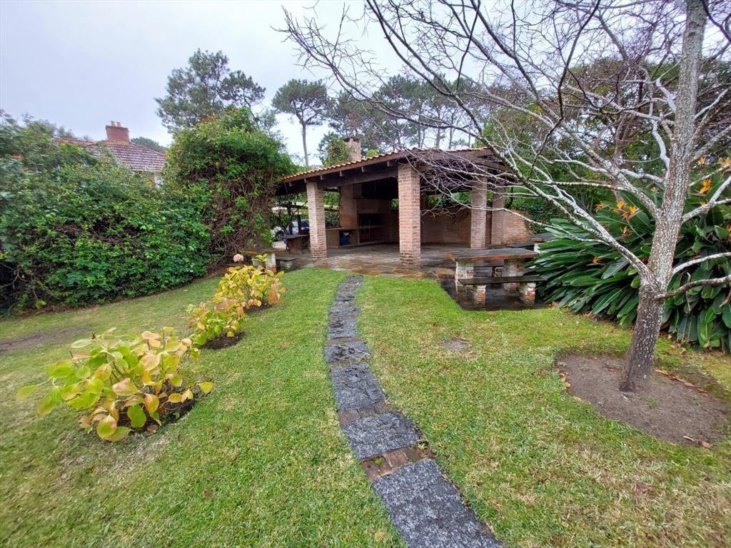 Amplia casa con 3052 m2 de parque