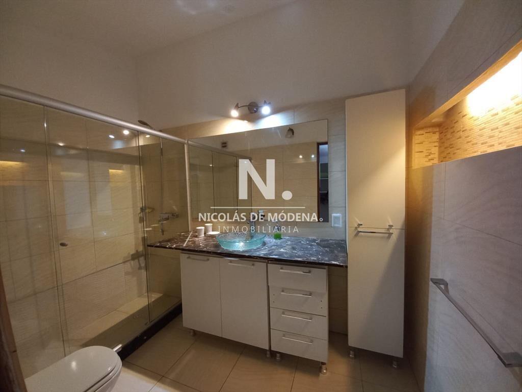 Vende casa de 3 dormitorios totalmente reformada.