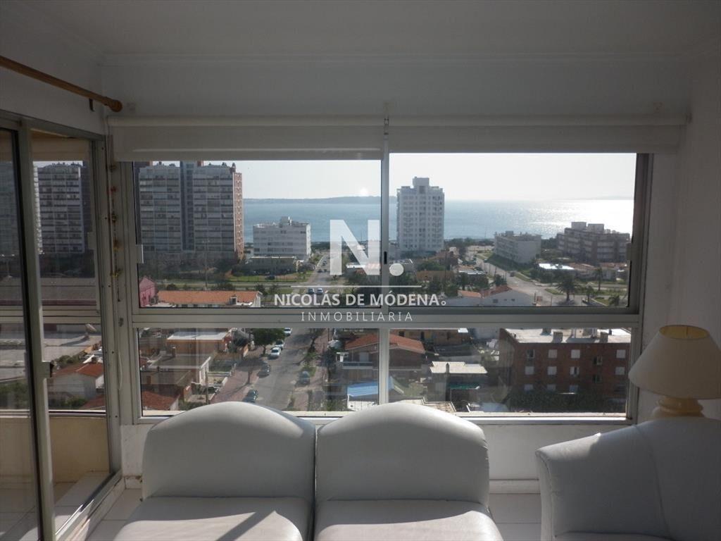 Vende apartamento de 2 dormitorios en Punta del