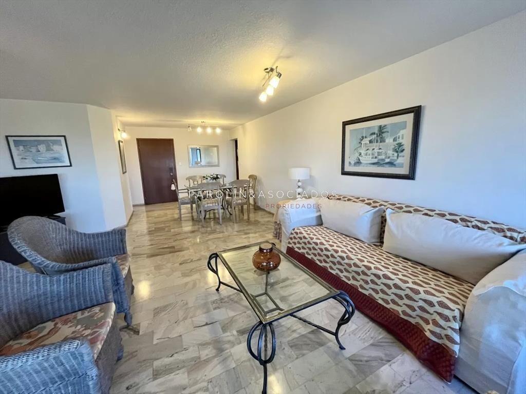 Apartamento en venta de 3 dormitorios en edificio