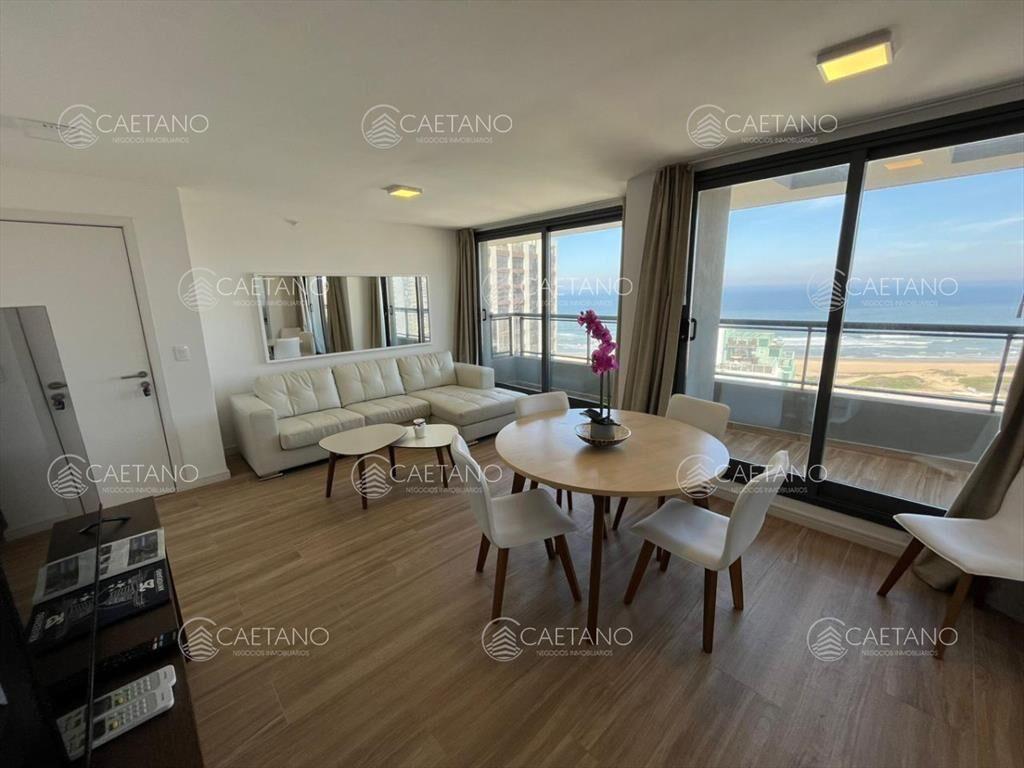 Vende apartamento de 2 dormitorios en Punta del