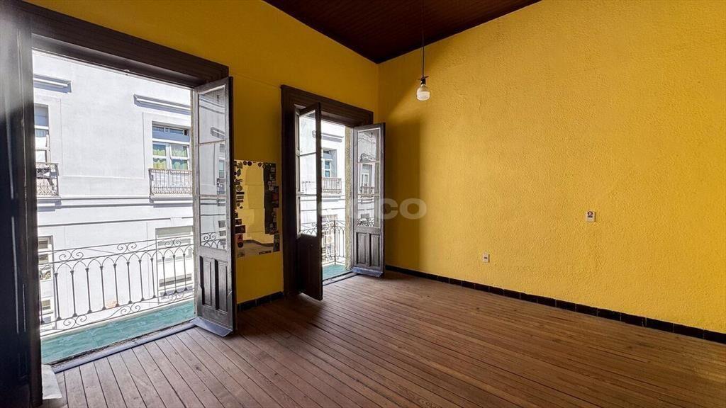 Venta con Renta de Local Comercial y 2 Apartamentos en Ciud