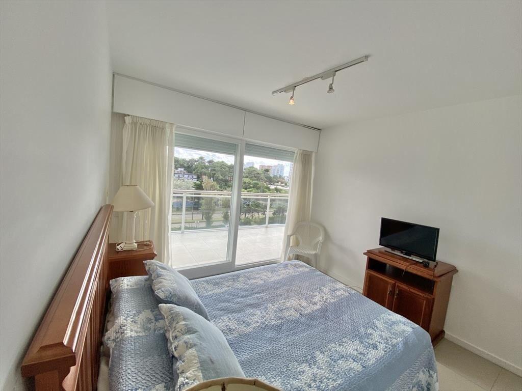 APARTAMENTO DE 2 DORMITORIOS + PARRILLERO EN VENTA - PLAYA