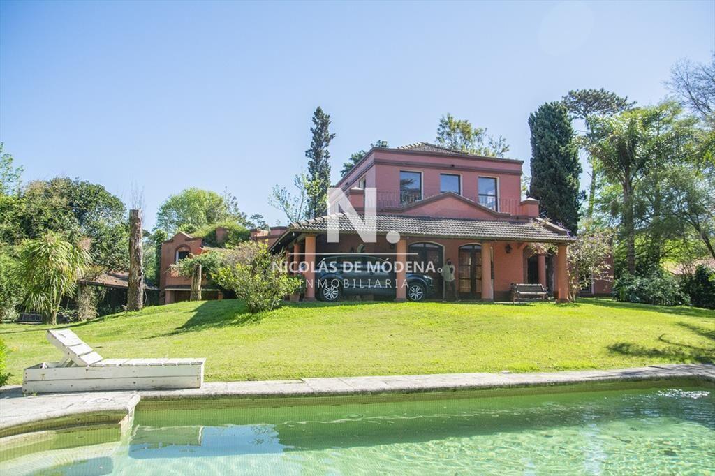 Casa de gran tamaño ubicada en zona