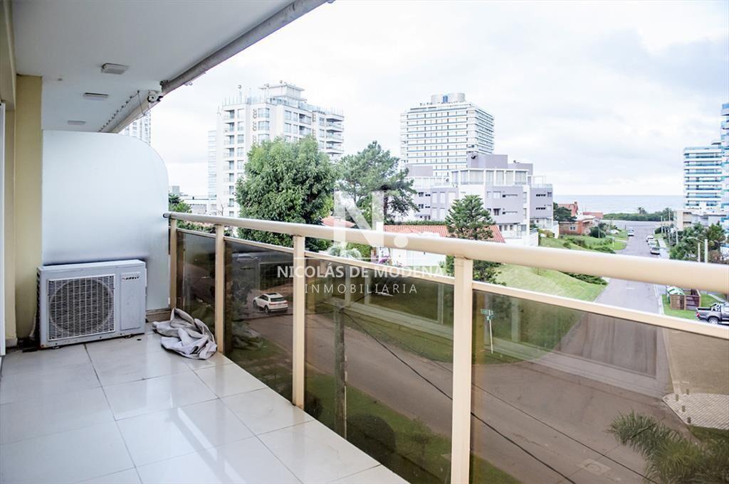 En venta apartamento de 3 dormitorios, en Brava a