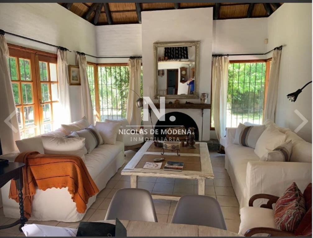 Vende impecable casa, de 3 dormitorios, con en