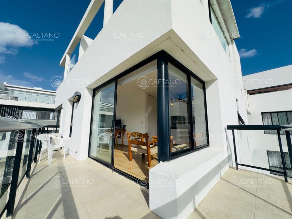 Apartamento en venta frente a playa brava.