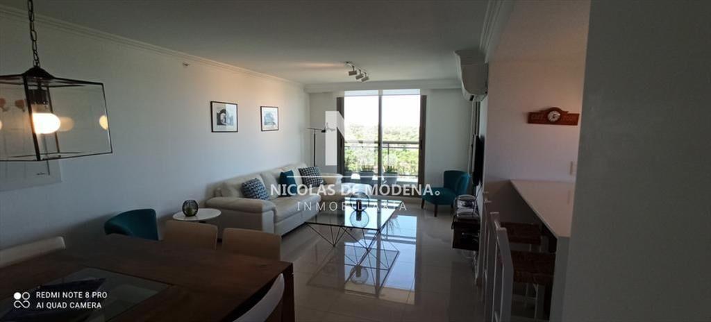 Vende apartamento de 3 dormitorios en Brava Punta