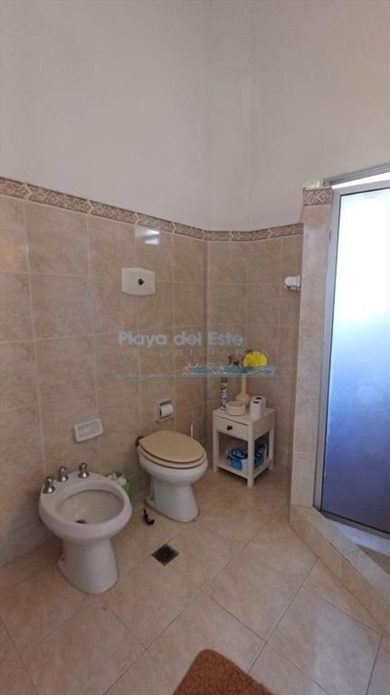 Vende Casa en Zona comercial en Lugano - Punta del Este