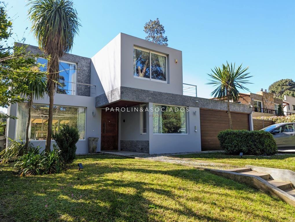 Hermosa casa en venta de 4 dormitorios en Punta
