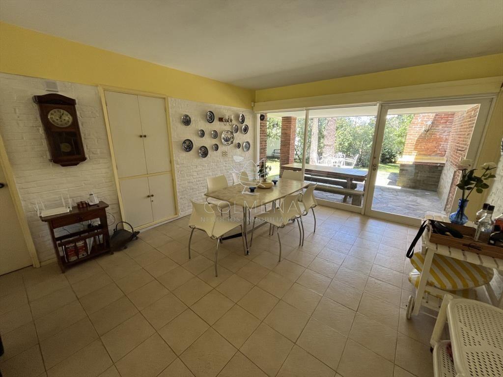 Casa en Playa Mansa, 5 dormitorios y 4 baños.