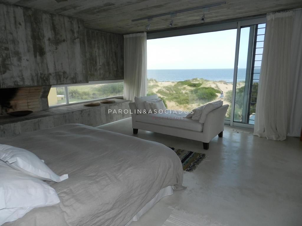 Moderna casa frente al mar en venta en TÃ­o Tom,