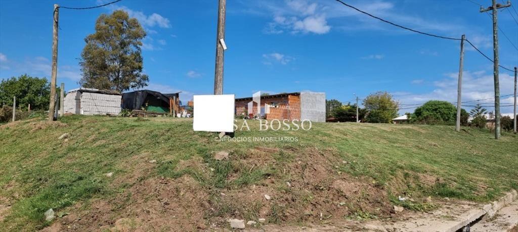 Terreno esquinero en Los Aromos, Maldonado,