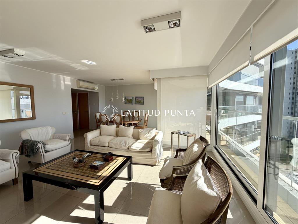 Apartamento de dos suites más dependencia con al