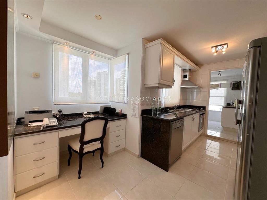 Apartamento de 3 dormitorios en suite en edificio