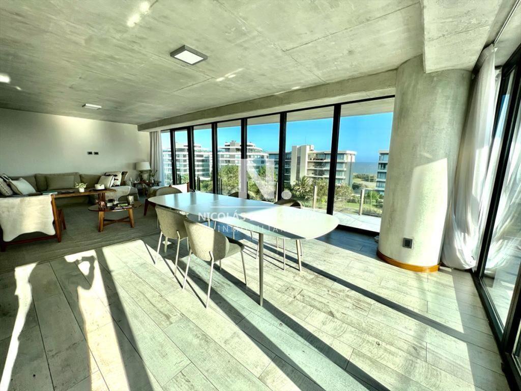 Gran apartamento en Surfside, 2 Suites + den, 226
