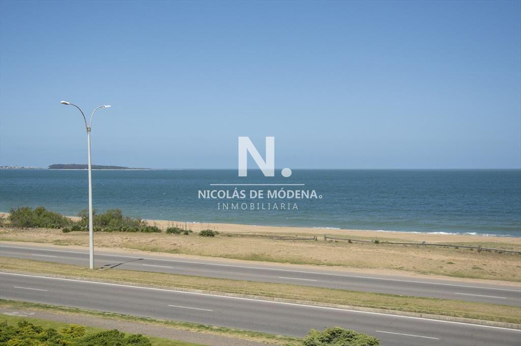 Espectacular departamento en Playa Mansa de 3 dormitorios f