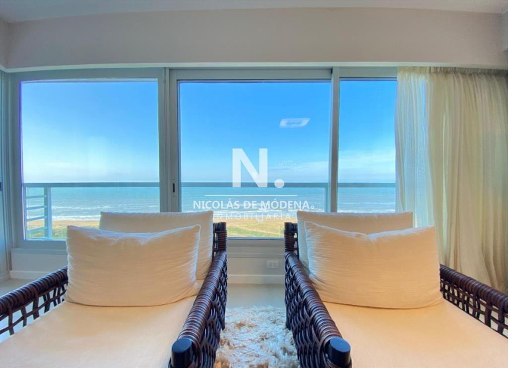 Vende Apartamento de 2 dormitorios frente al mar,