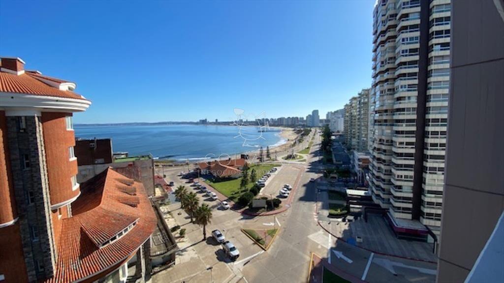 Apartamento con excelente vista a playa mansa y -