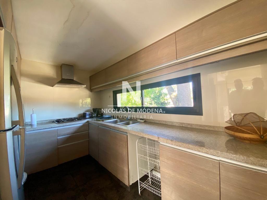 Casa Moderna de Piedra zona Pinares