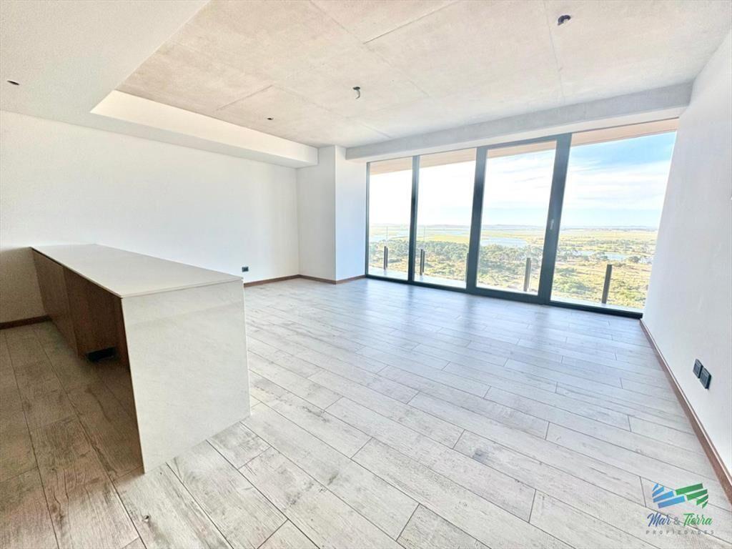 Oportunidad en Surfside - Piso alto   1 +