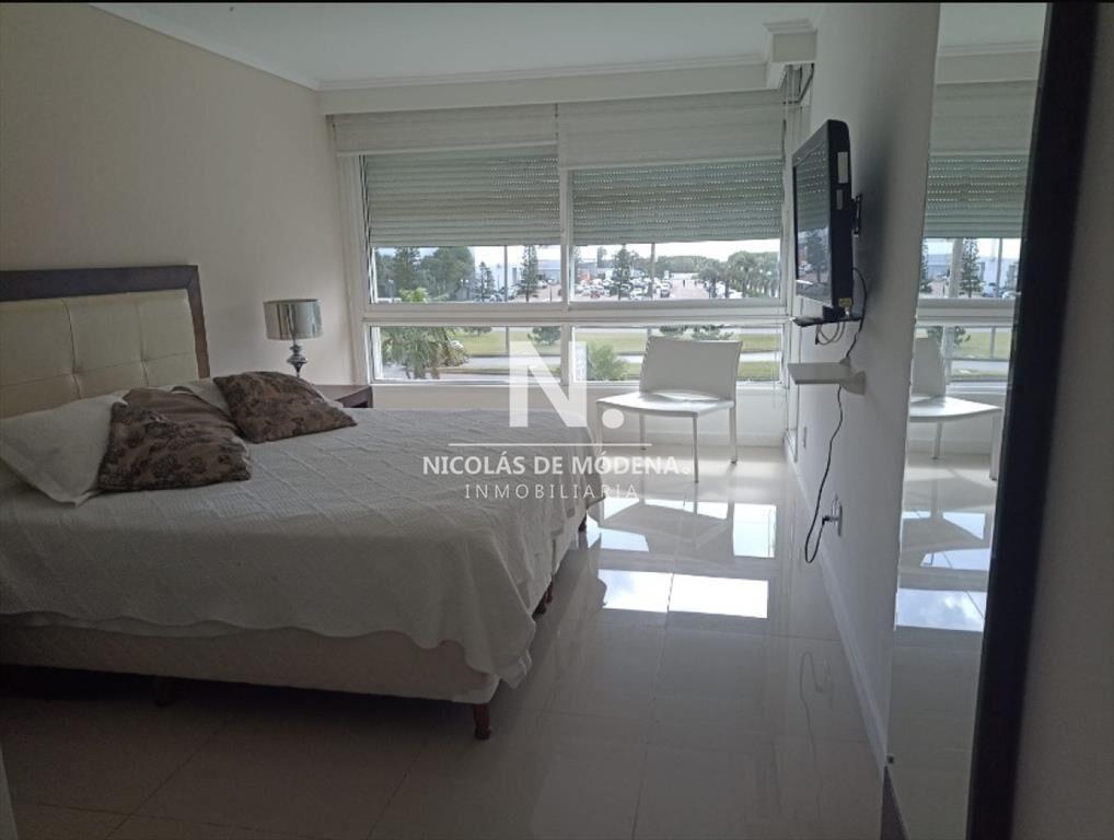 Apartamento de 3 dormitorios en Venta en Playa -